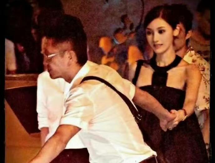 这一年李嘉欣已经37岁了，
狗仔镜头模糊但可以看到她精致如画中人，
完全的视觉冲