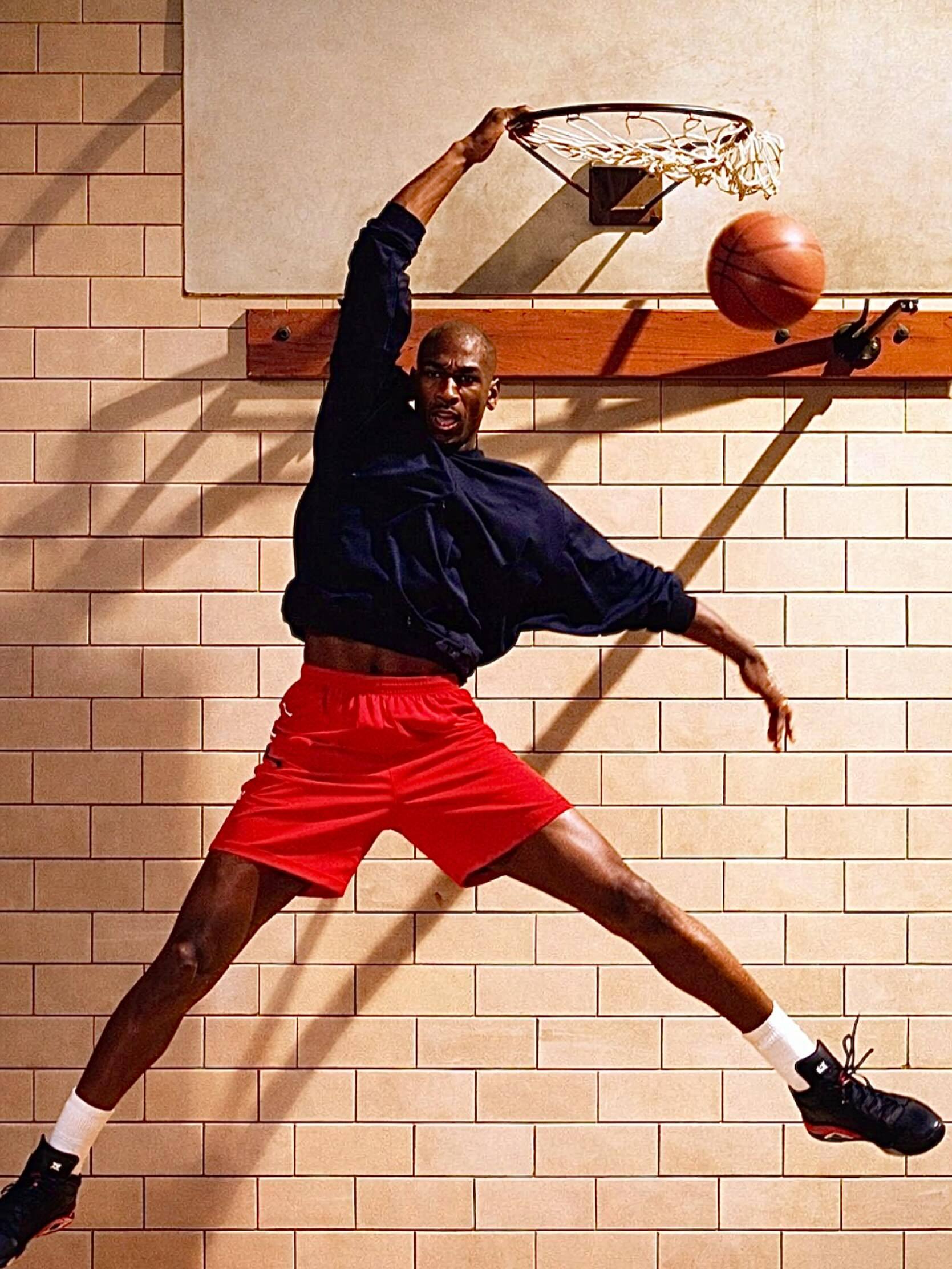 世间万千，处处皆是景，春天里的花开燕来，夏天里的绿意清凉，秋天里的月满西窗，冬日