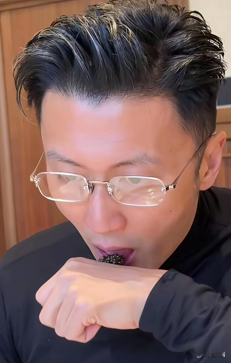 谢霆锋用手背盛鱼子酱吃，引起了大家的讨论。

有人说欧洲贵族就是这样吃鱼子酱，这