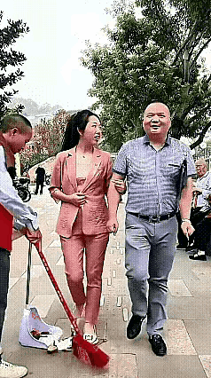 难怪能成为老板，有境界，有格局，你的那一手甩，甩得太威武了！

大街上人来人往，