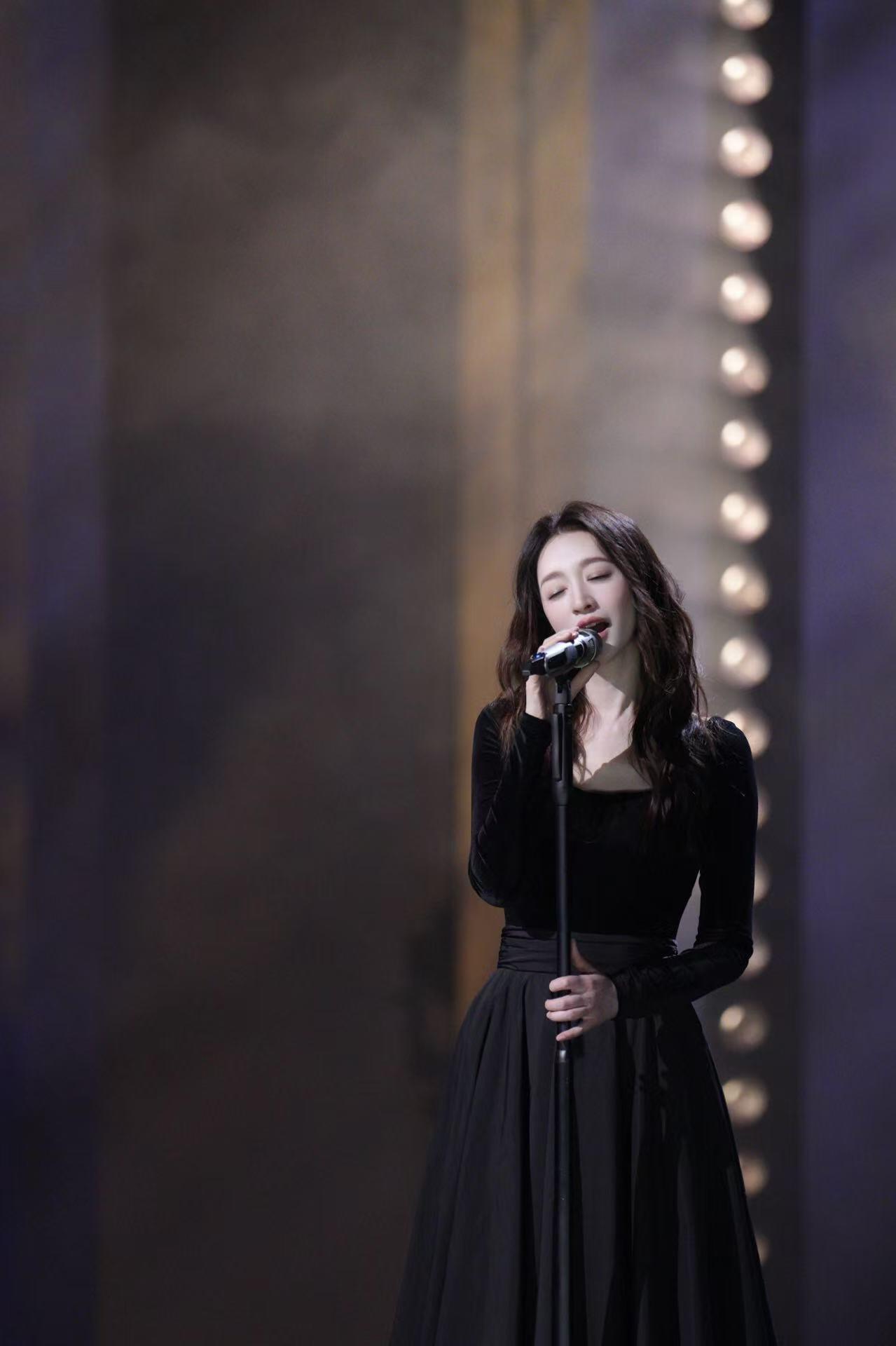 李小冉美的没轻没重 浪姐台上的李小冉让我瞬间词穷，这姐是吃了防腐剂吗？一身黑裙衬