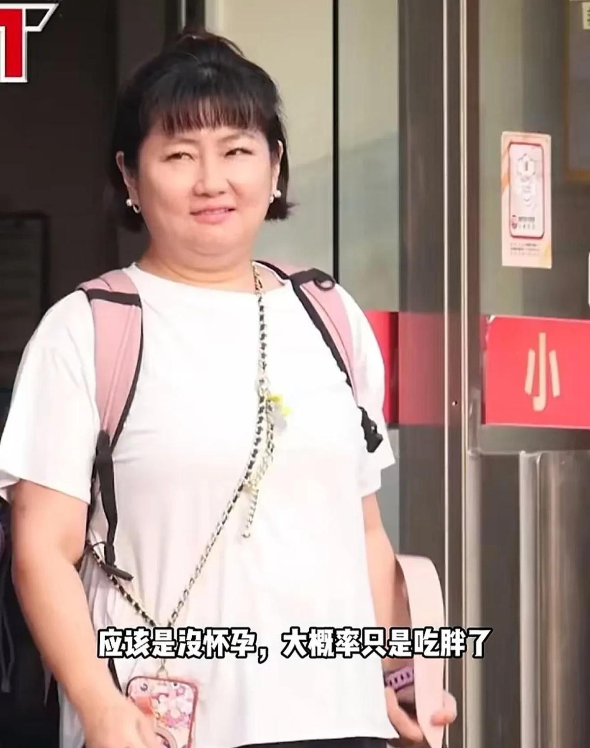 44岁，160斤，素颜出街，短袖配长裤。任家萱站在幼儿园门口的样子，跟普通中年妇
