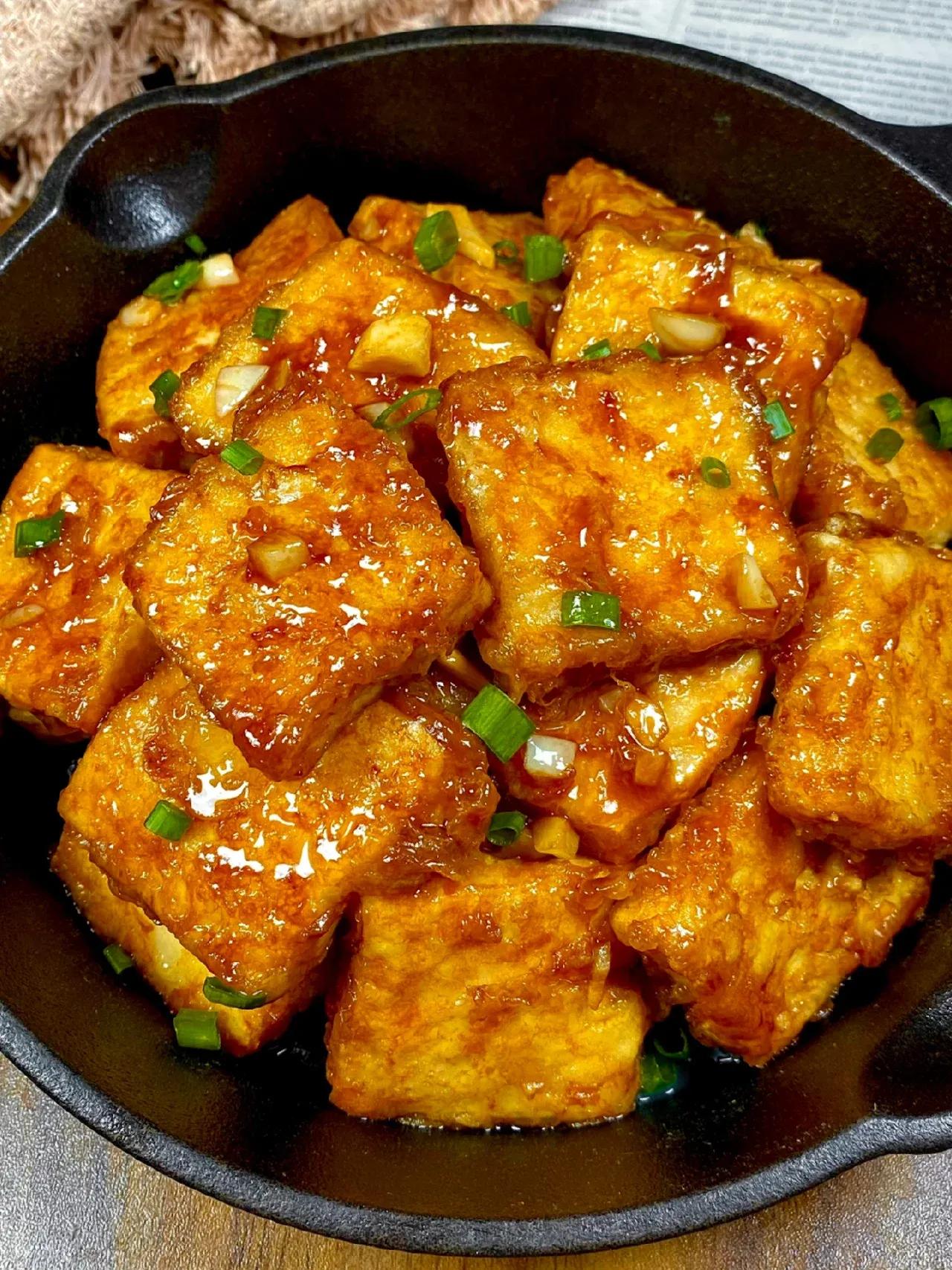 终于发现了新大陆，豆腐新吃法！香煎脆皮豆腐真的好好吃哇！还没出锅就闻到香味了
每