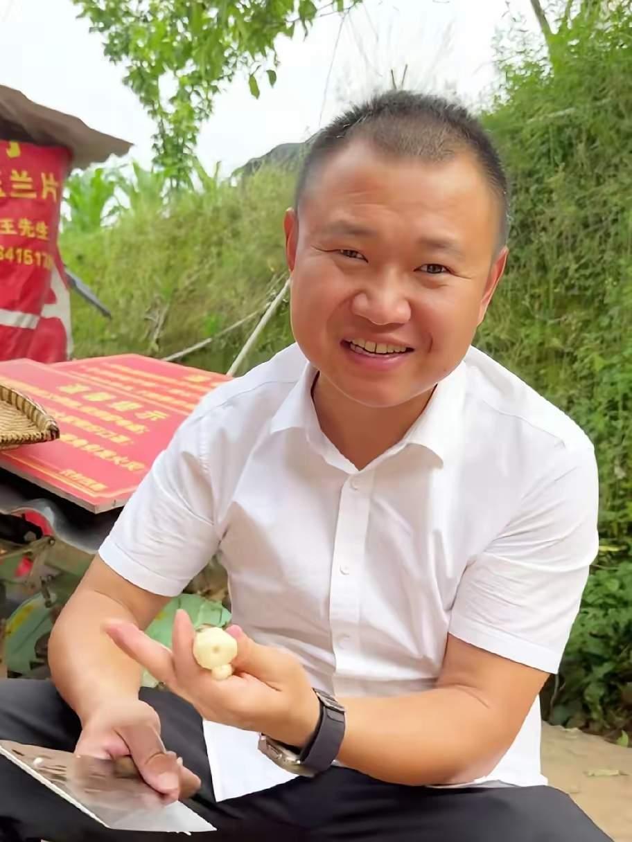 你们误会四哥了！我是四哥的粉丝，我就看他挺有生意经商的本身，也可以说他就是普普通