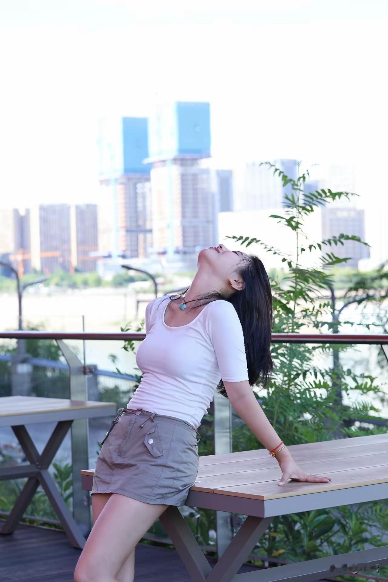 敢于尽情舒展自己的女生，大多很难被驯服
临江露台，仰头拥抱晚风。
看上去随性洒脱