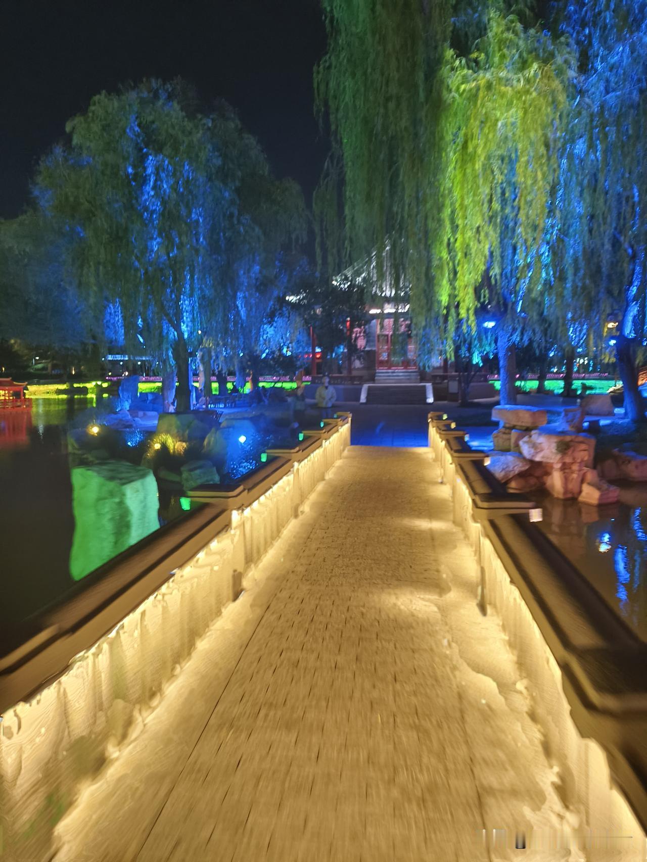 夜晚漫步在灯光璀璨的河畔，感受浪漫与宁静。温柔系夜景 温柔夜景