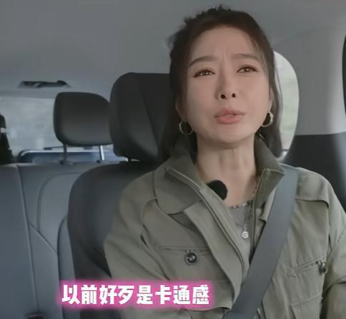 手术之后，声音更糟了。
从《花儿与少年》里的“电音朵拉”，直接变成“狼外婆”。