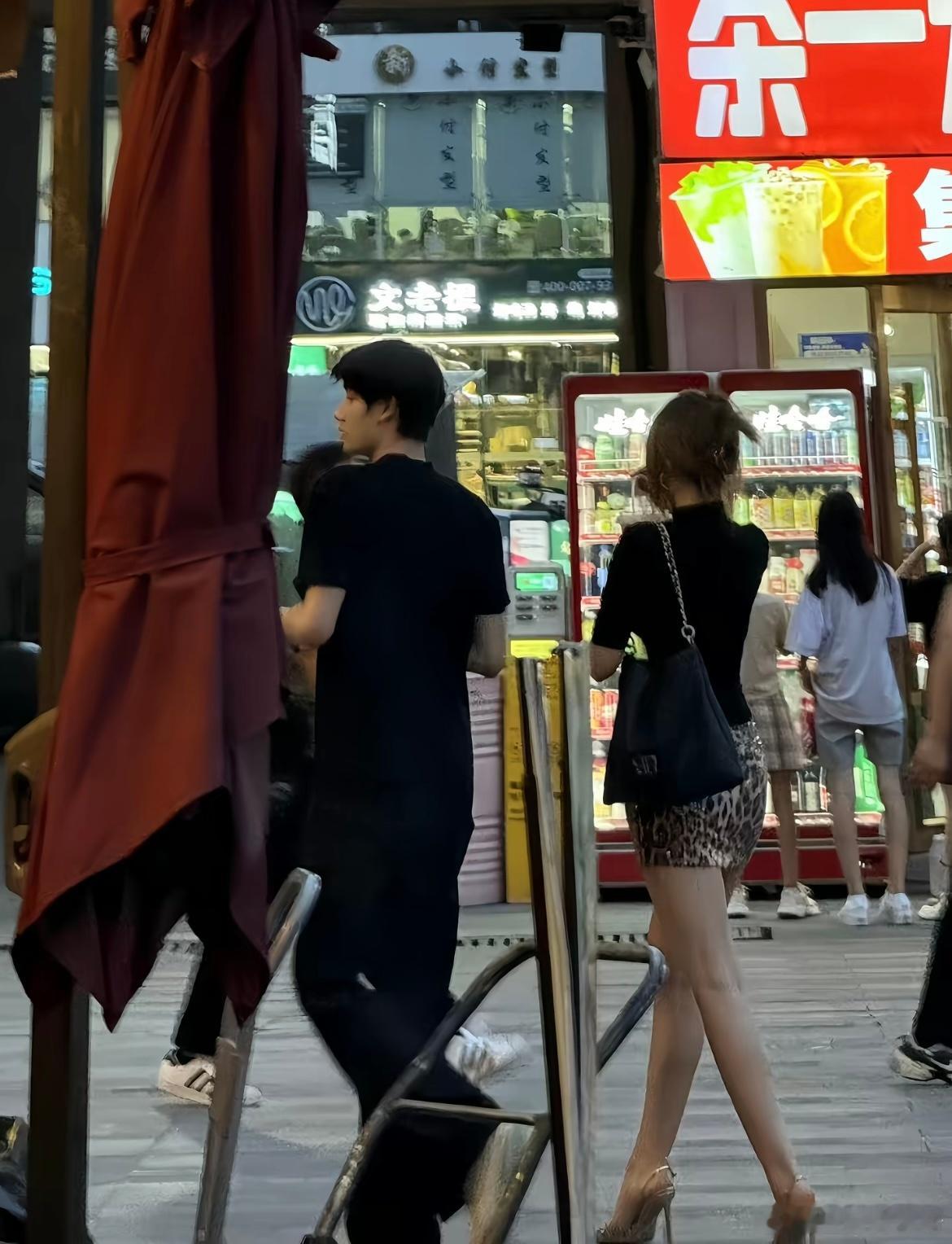 姐妹拍到了我和男朋友出门逛街 ​​​