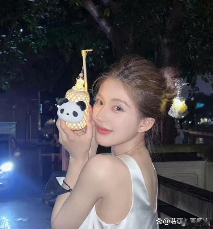 赵露思楼上的这个簪子好像就是小夜市上面卖的那种很普遍的小饰品，但是在她头上档次都