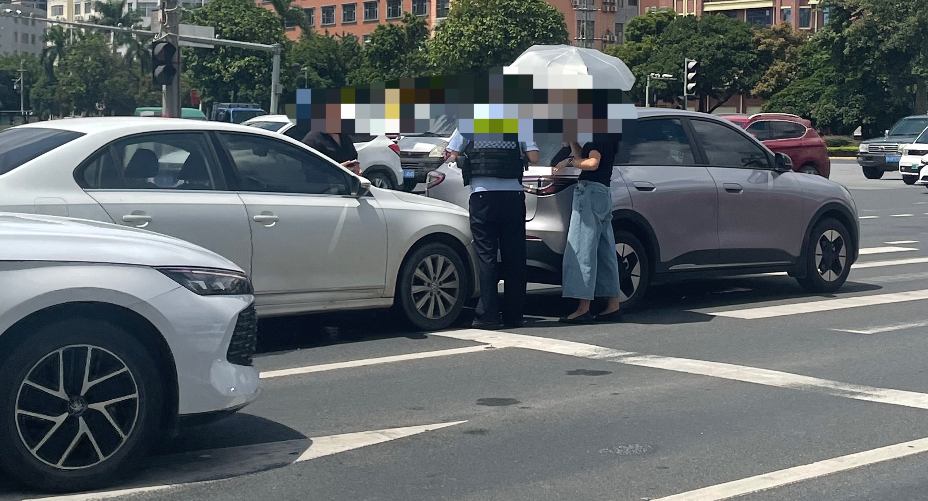 8月23日，玉林教育东某站路口小车追尾新能源汽车。 玉林