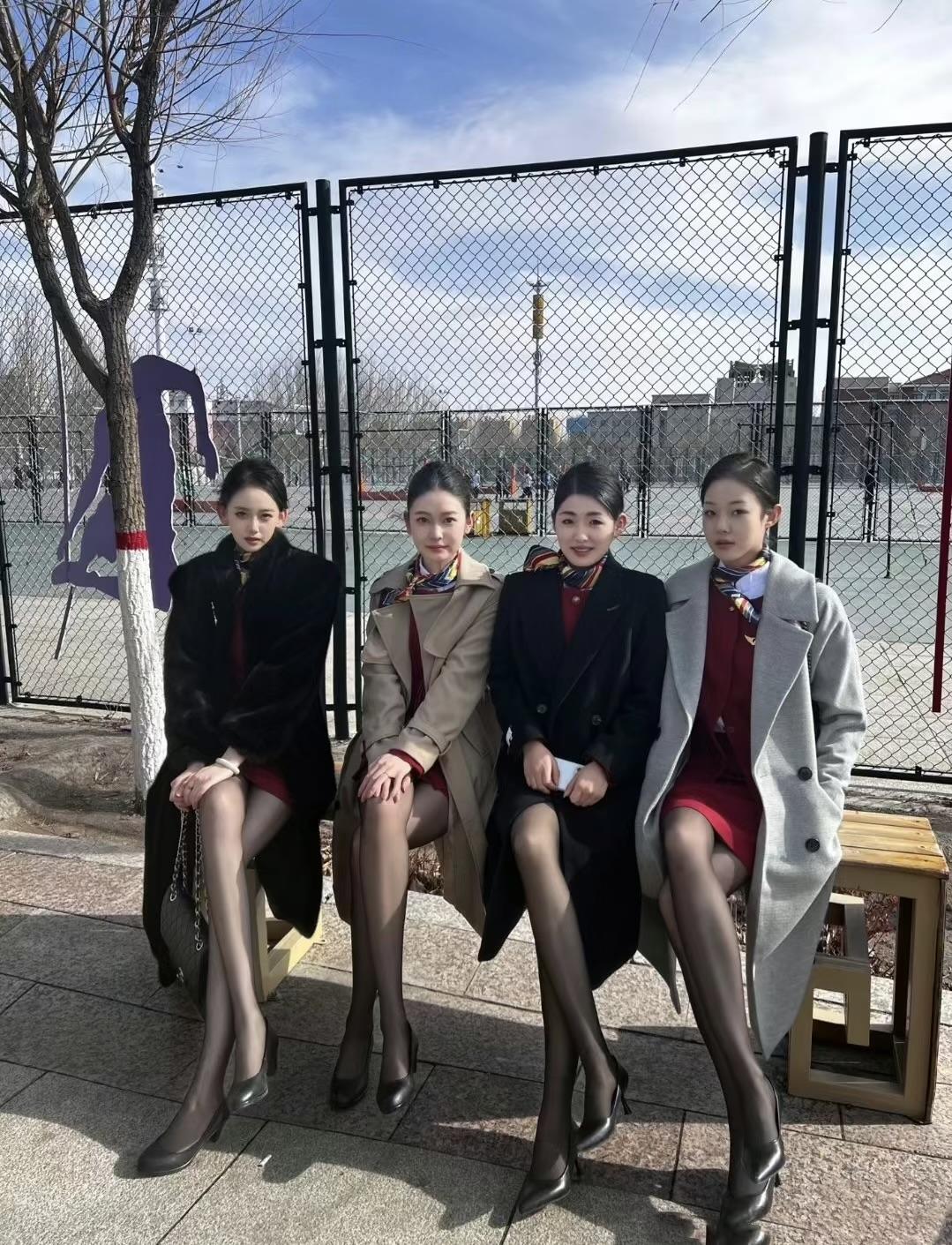 一眼看到这张照片，不知你的眼睛，会在谁的身上多停留几秒？

这四位小姐姐，应该是