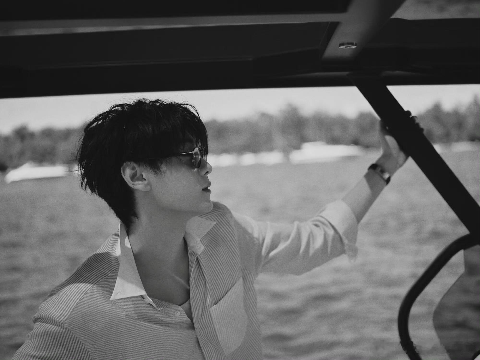 田栩宁田栩宁出海plog田栩宁ins更新出海plog🌊蓝色条纹衬衫+墨镜🕶️