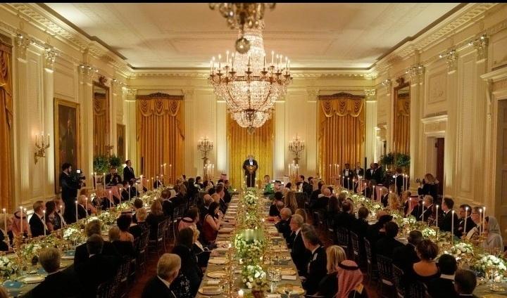 看来，沙特上层社会还是与霉里贱非常亲近～