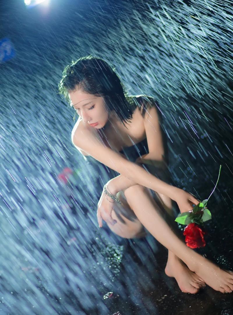“同样是下雨天，她的反应却完全不同。”
你有没有发现，生活中总有人不愿选择“年龄