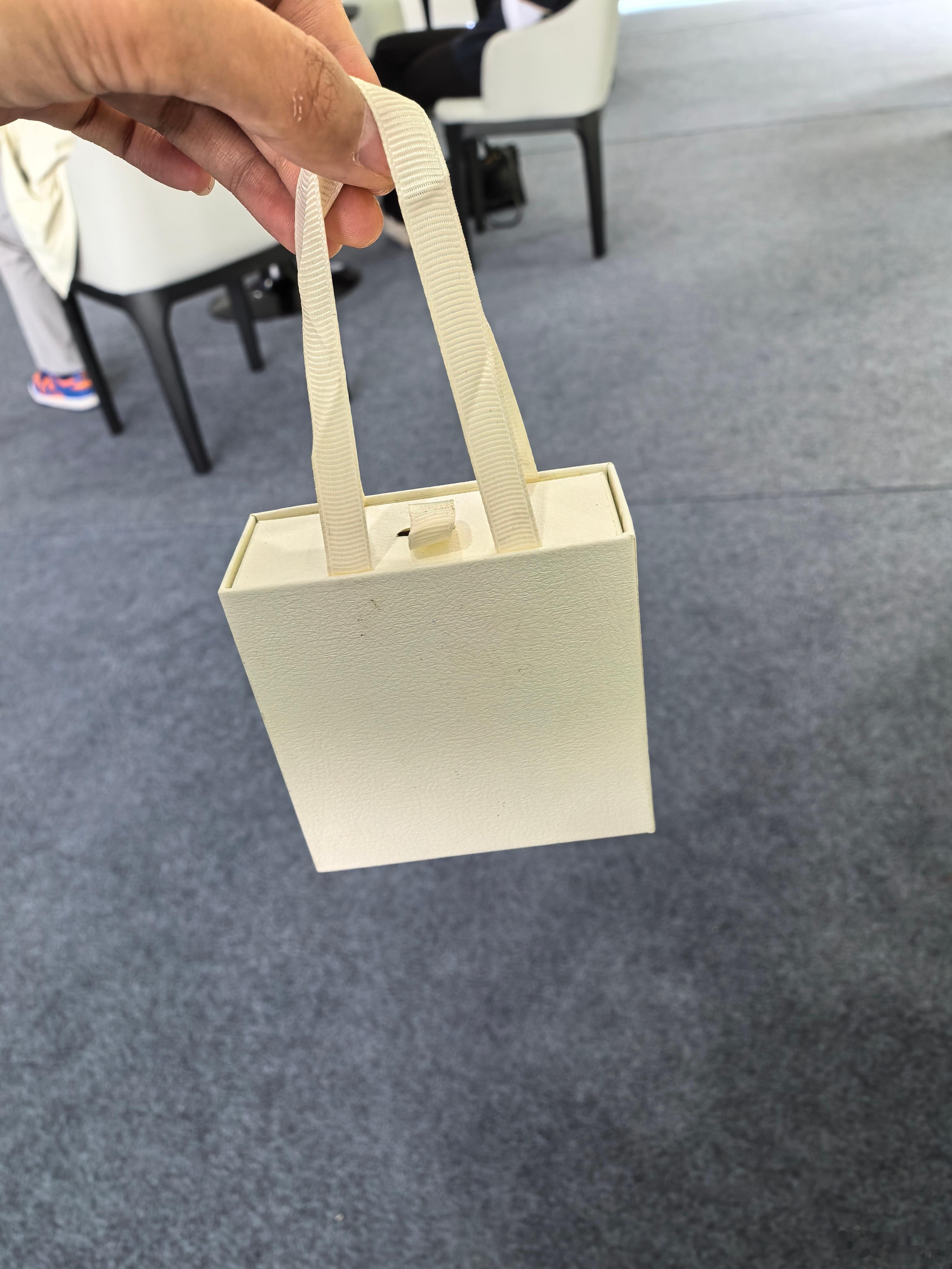 给准备我亲手做的礼物，真羡慕他[抱一抱] ​​​