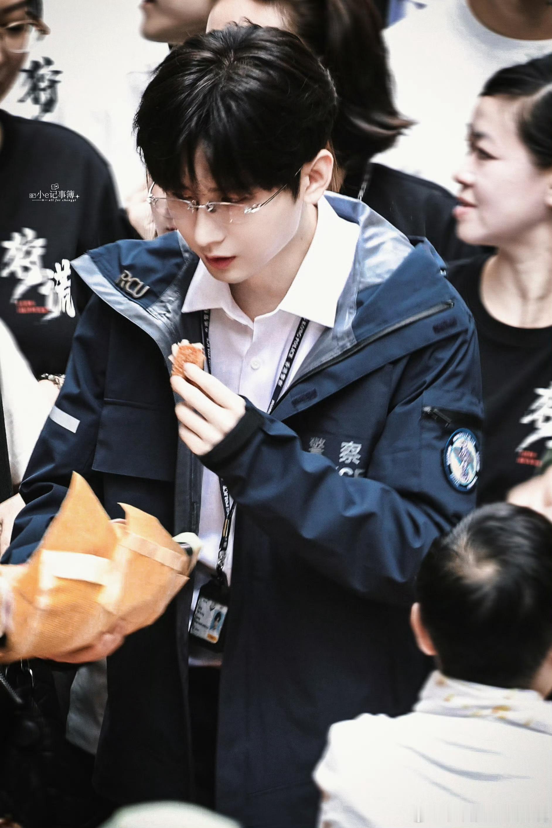 林彦廷又是心理学家又是高级督察，看着斯斯文文其实超级能打，这个人设太精彩了吧，想