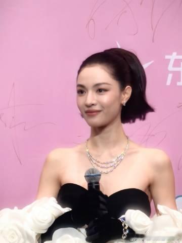 钟楚曦黑白赫本裙  钟楚曦赫本风 钟姐今天的尖叫之夜红毯依旧发挥稳定！一袭白玫瑰