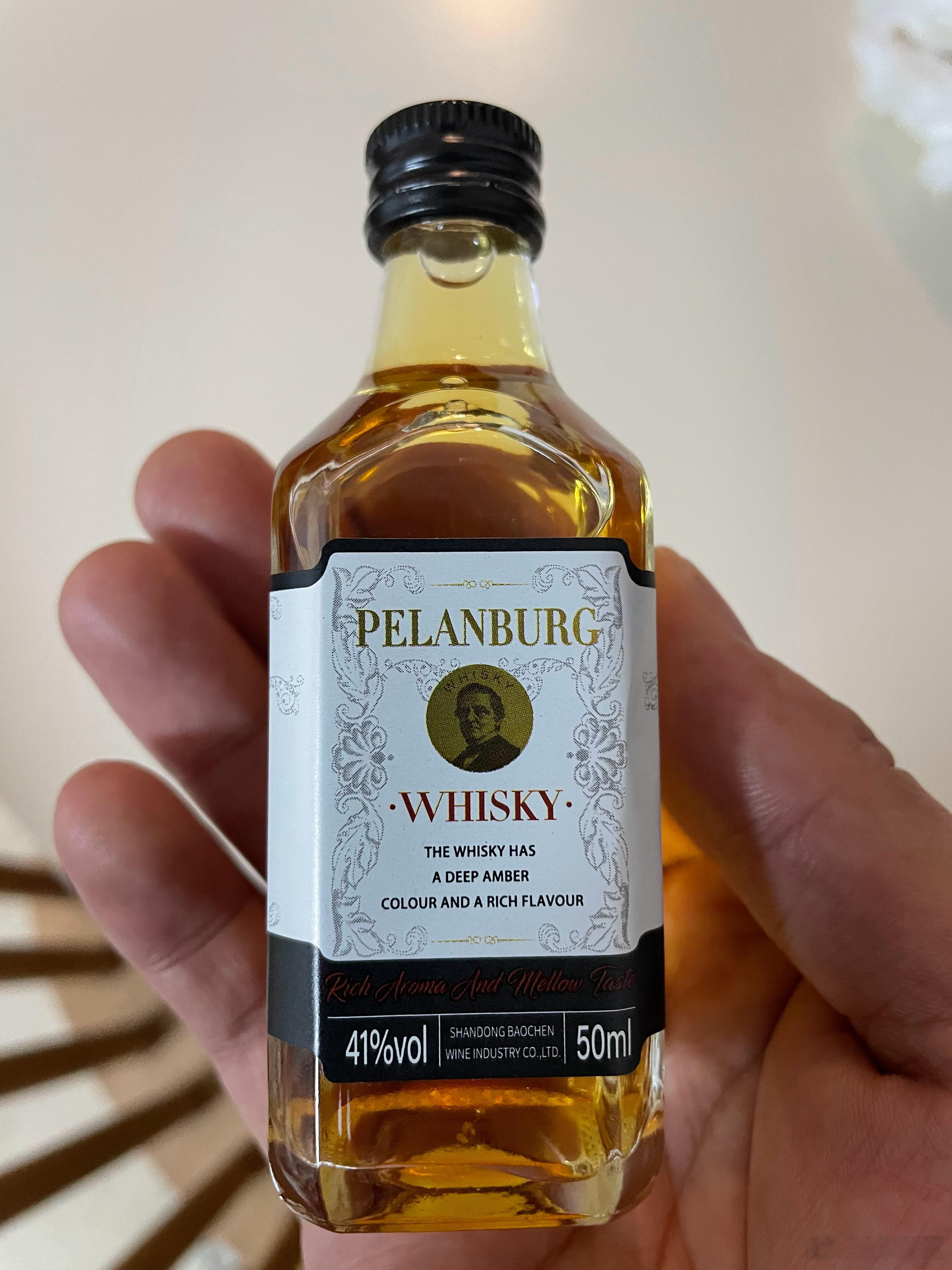 我咋记得机场没有开的酒可以带上飞机，那天买的那个小瓶酒还有个没开就拿着了，结果应