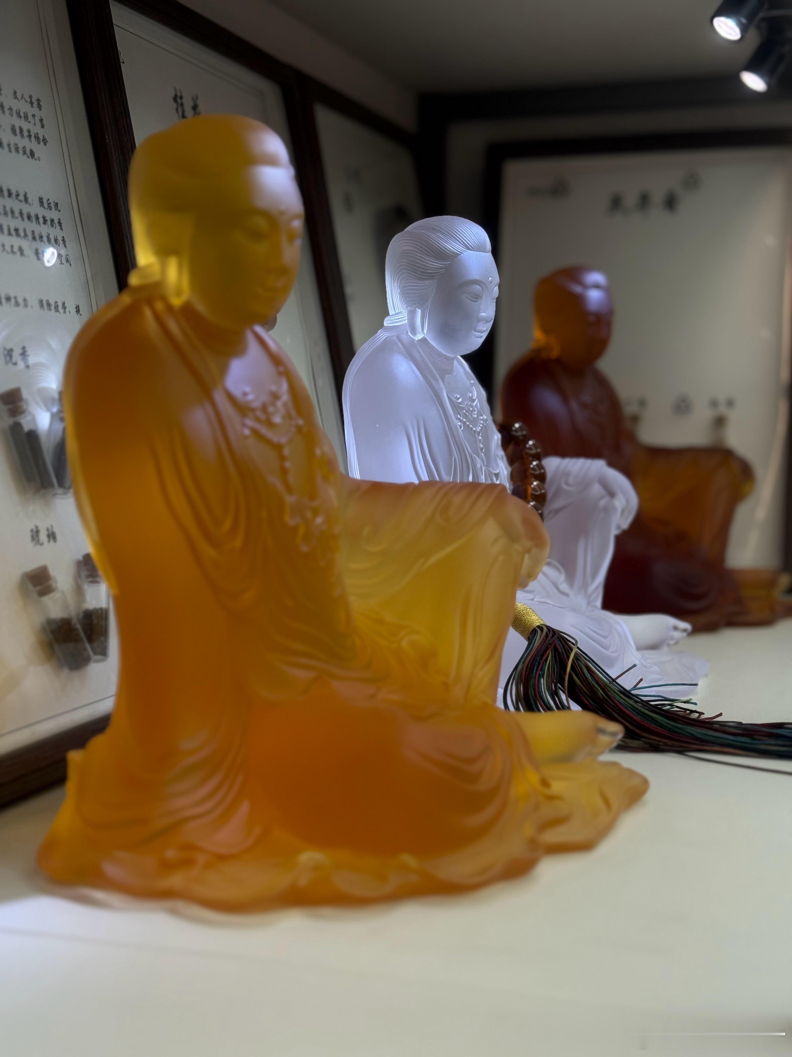 人生一世，如行路登山，一路前行，一路捡拾，不知不觉间，肩上的行囊越来越重，心中的