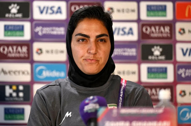 【包括队长在内，#5名伊朗女足成员放弃澳方庇护回国#】美以将战火燃向伊朗本土之际