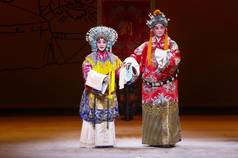 小记者探秘苏州昆剧院可太有意思了！秋日早晨，23名扬子晚报苏州小记者在家长陪伴下