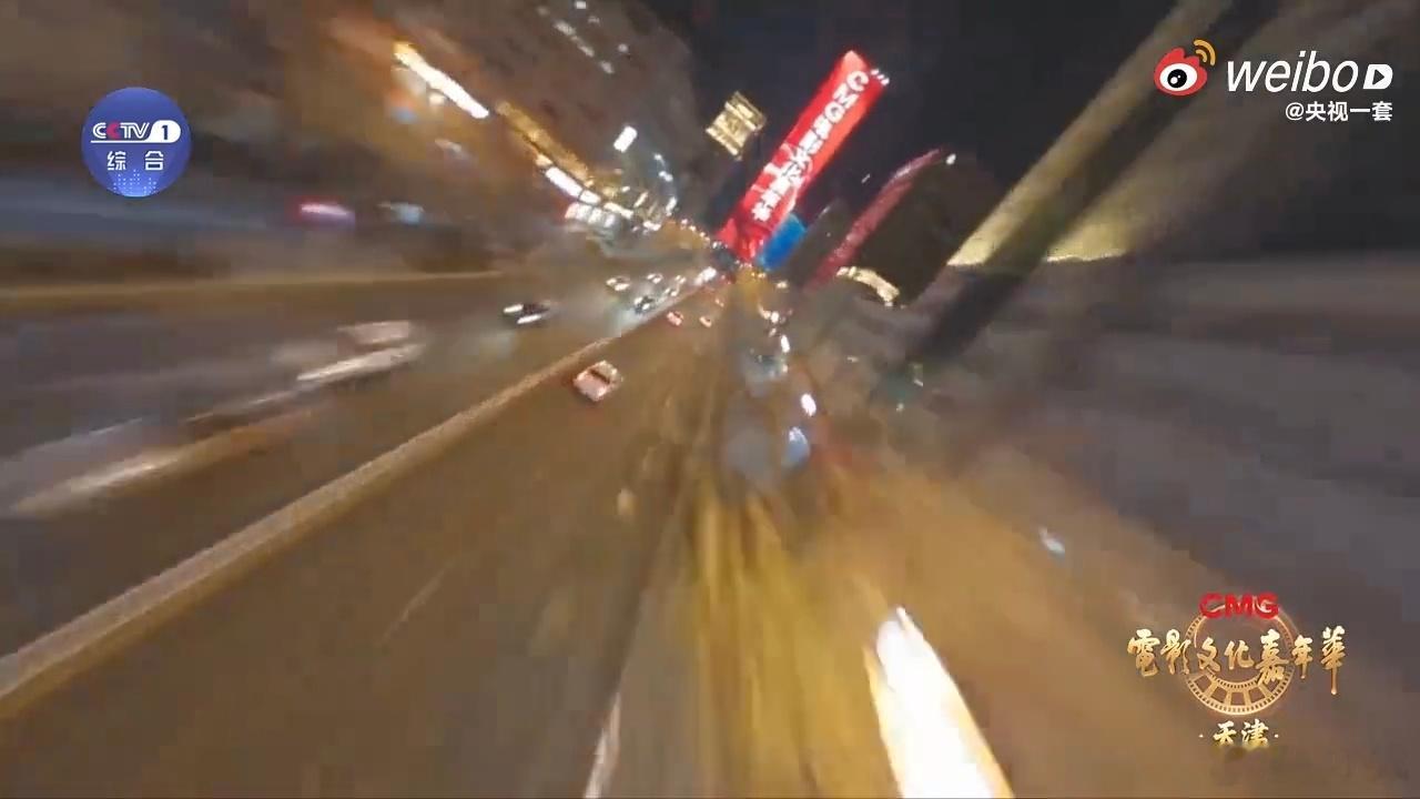 天津上演璀璨灯光秀天津这灯光秀真的太炫了，露天电影配上非遗集市氛围感拉满呀，也是