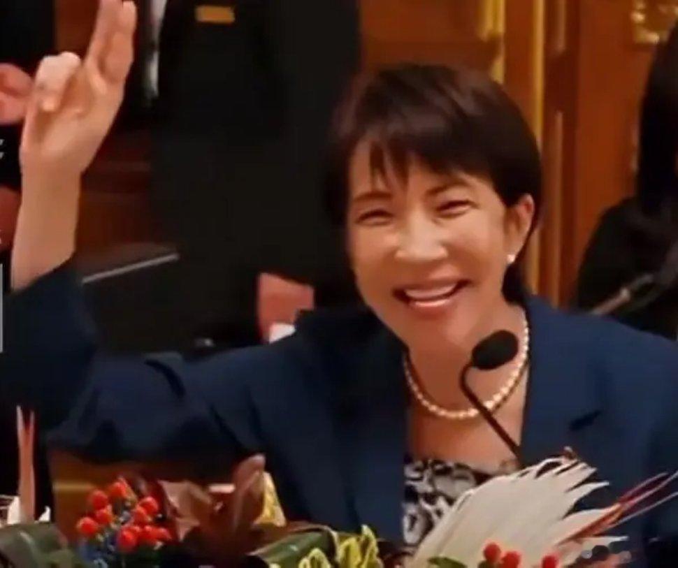 日菲领导人晚宴唱K引群嘲菲总统马科斯访日结束后，一段其与日本首相高市早苗晚宴合唱