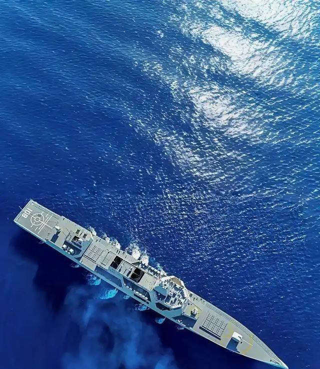 055大驱能不能单挑 航母战斗群 ？就这么说吧，055如果跟航母正面交锋，基本没