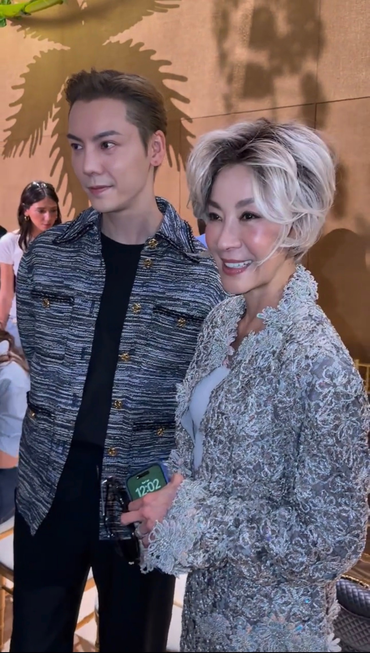 杨紫琼陈伟霆同框杨紫琼陈伟霆秀场social握手打招呼最后一张看到了什么 表情也