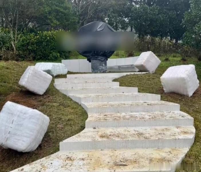 原来真的有人会把爱意刻进石头里，跨越生死的陪伴，从来都不是说说而已。三百多个日夜