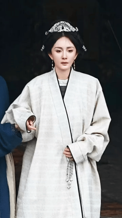杨幂哭得我心好痛杨幂好像有那个演技牛逼症 杨幂这段跪地哭戏太有感染力了！眼神里的