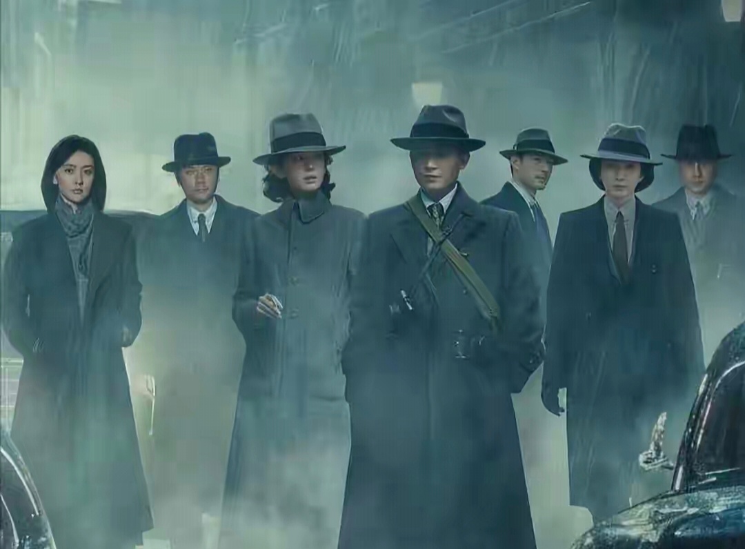 《醒来》中冯绍峰和52岁黄觉从颜值到气质，再到演技，都没有拖后腿，男演员的身材管