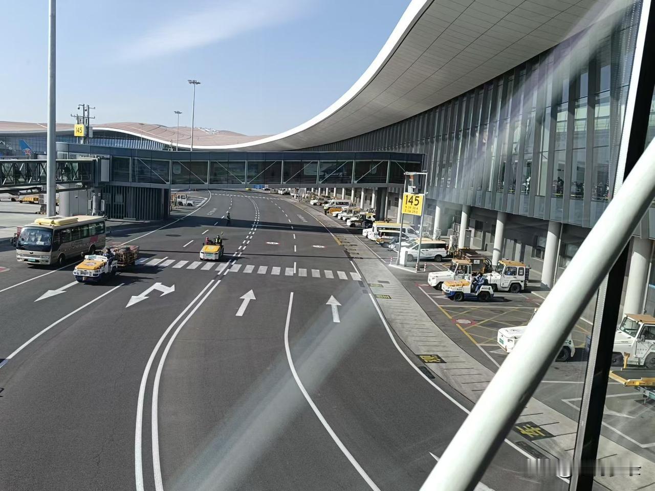 我的下联是：天天勤勤恳恳。