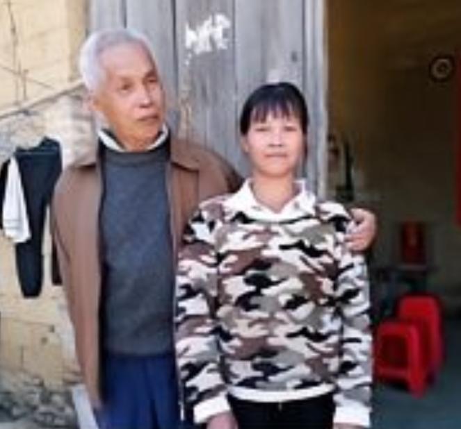 广西第一猛男！1994年，49岁梁二将19岁女工友带回村，随后两人开始疯狂造人，