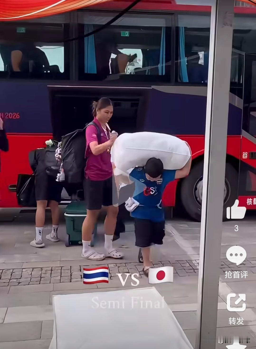 【亚锦赛半决赛日！日泰上演强强对话，网友临时变身泰国球迷，名场面爆笑出圈】
亚锦