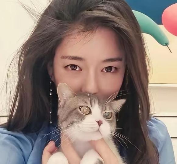 不愧是“地标最强小三”，这笑容，太“专业”了！
身为财阀崔泰源最爱的女人，金熙英