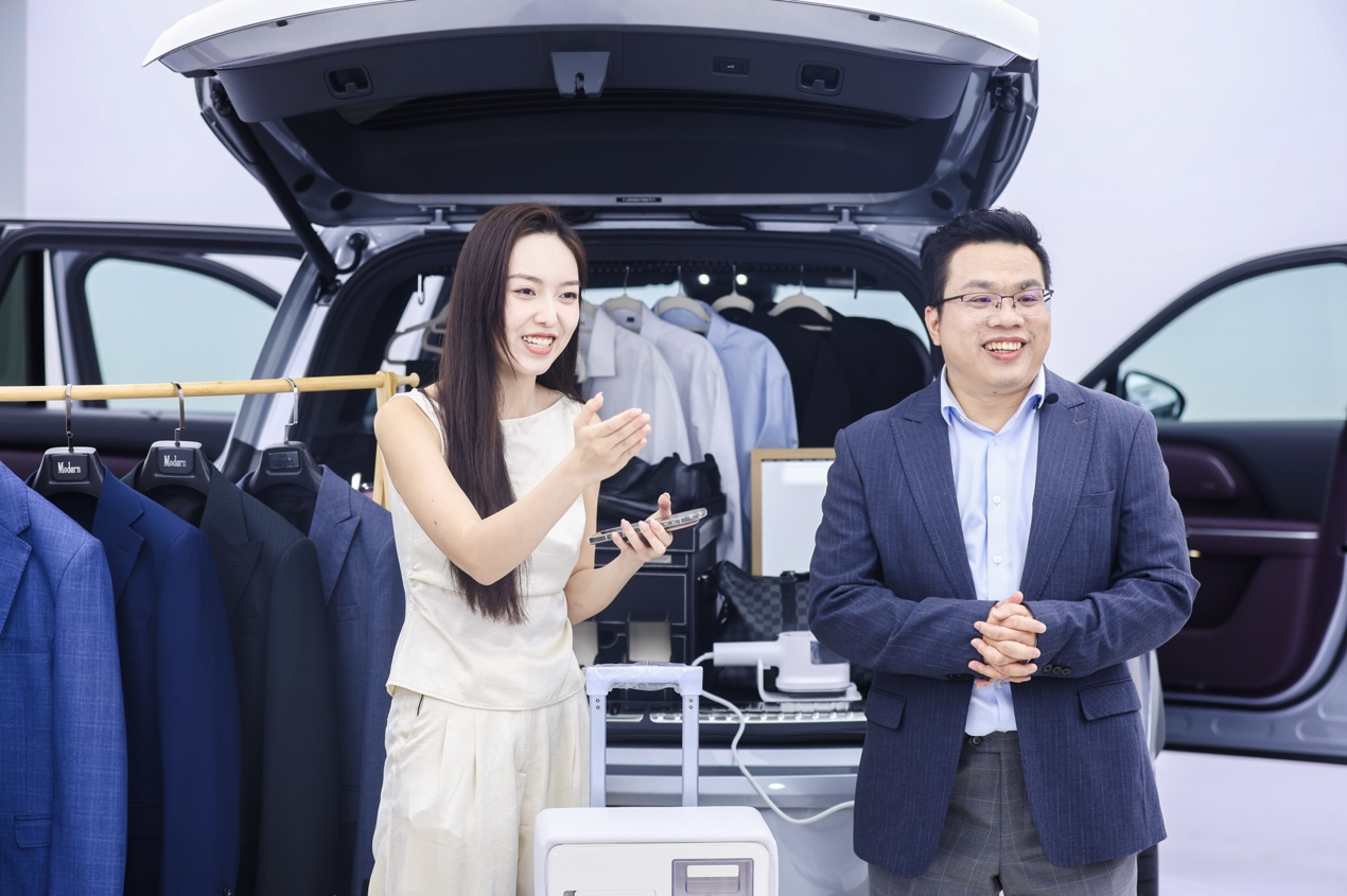 岚图泰山X8今在武汉搞了个直播展示了一下空间和座椅揉捏式的机械按摩要比传统的气袋