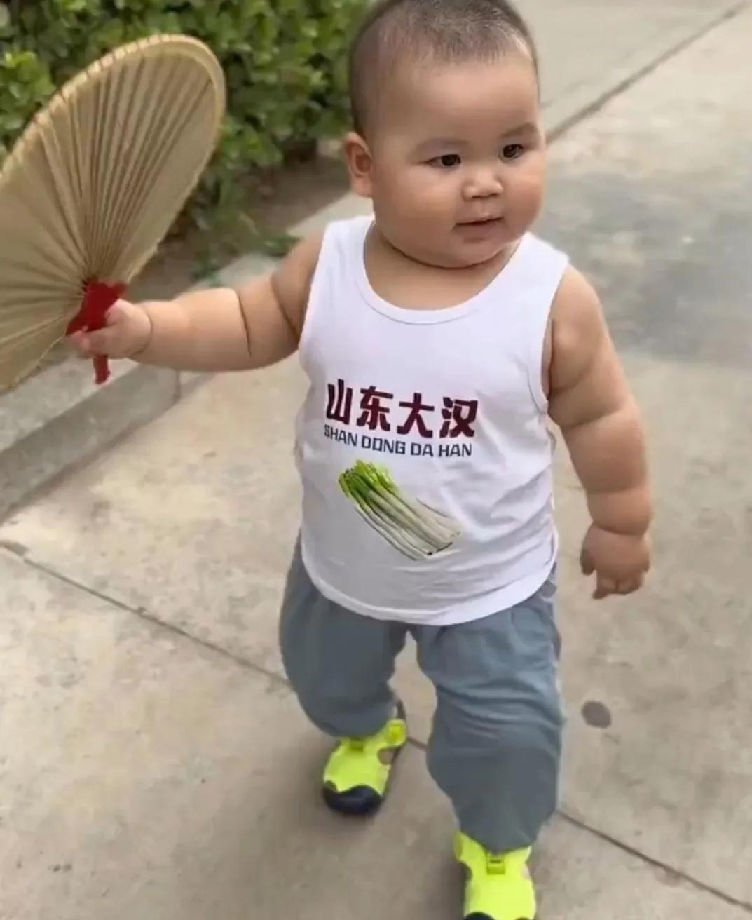 这个小小的山东大汉，是多少爷爷奶奶的梦中情孙？

你看他拿着蒲扇，一摇一摆地就过