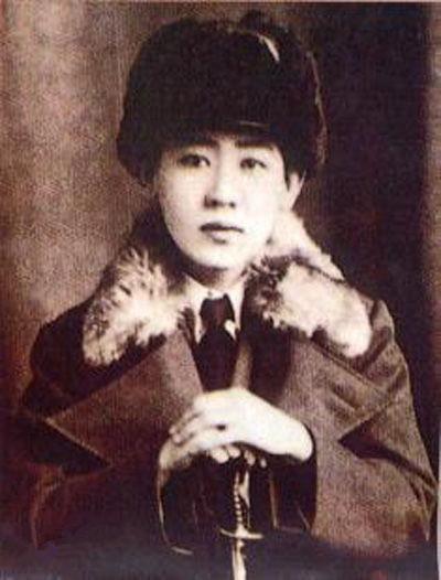 [微风]1924年，59岁的养父，爬上了18岁的川岛芳子的床，面对这个养育了她1