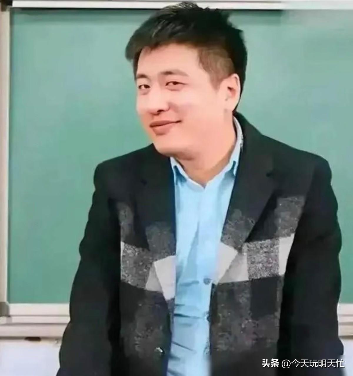 你可以吐槽张雪峰情商不高、说话太直，
也可以质疑他做事风格、争议不断，
但有一点