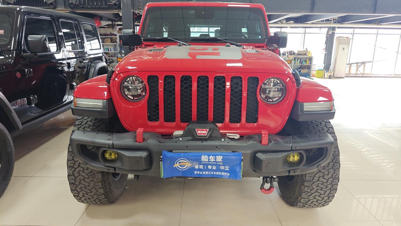 都是硬派越野，很多车只在城里跑，而大部分牧马人都往野外跑！
前两天帮粉丝验了一台