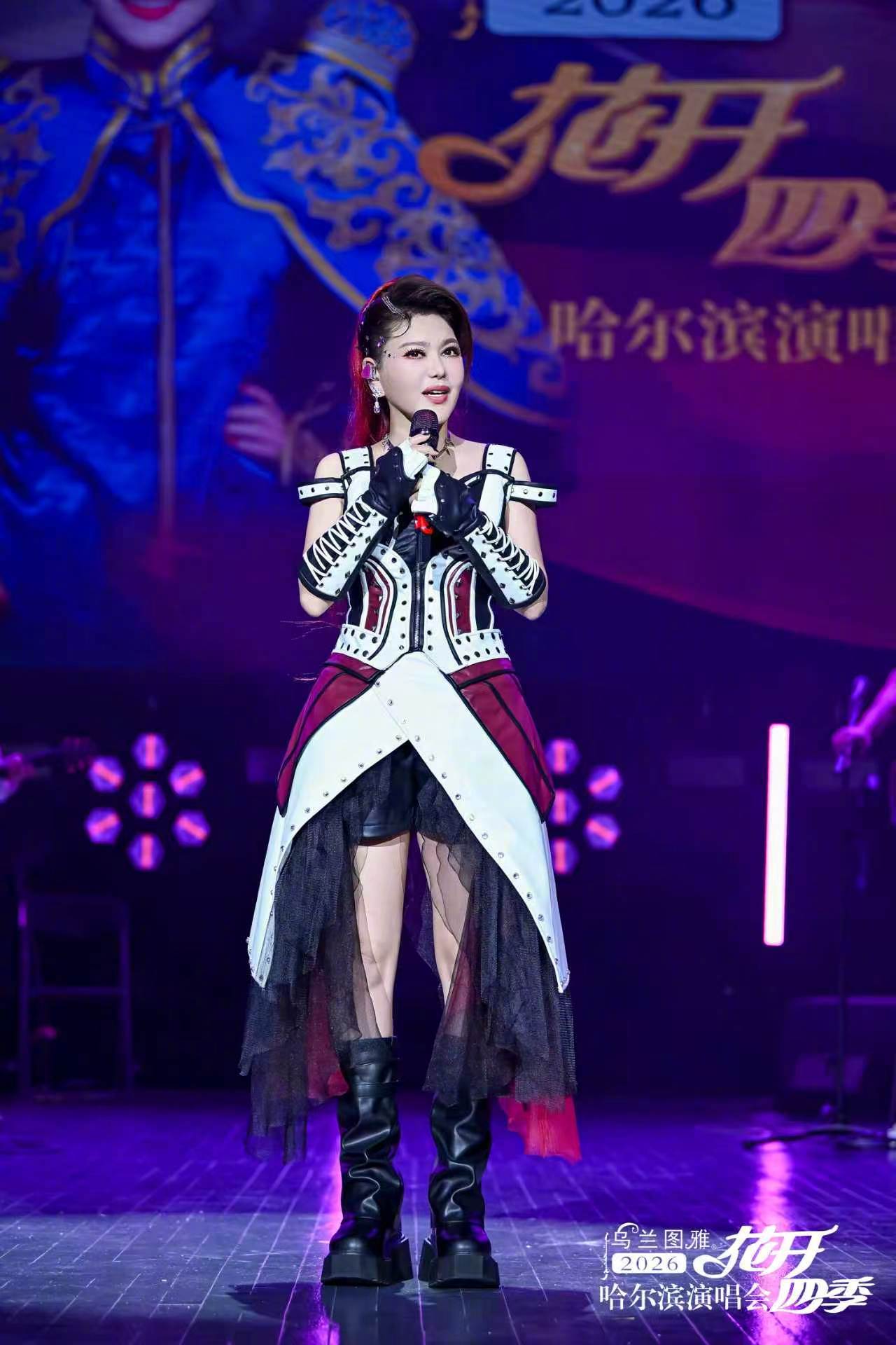 乌兰图雅演唱会应援浪漫紫海 哈尔滨场边边角角都站满了人，紫色灯牌把场馆照得跟星空