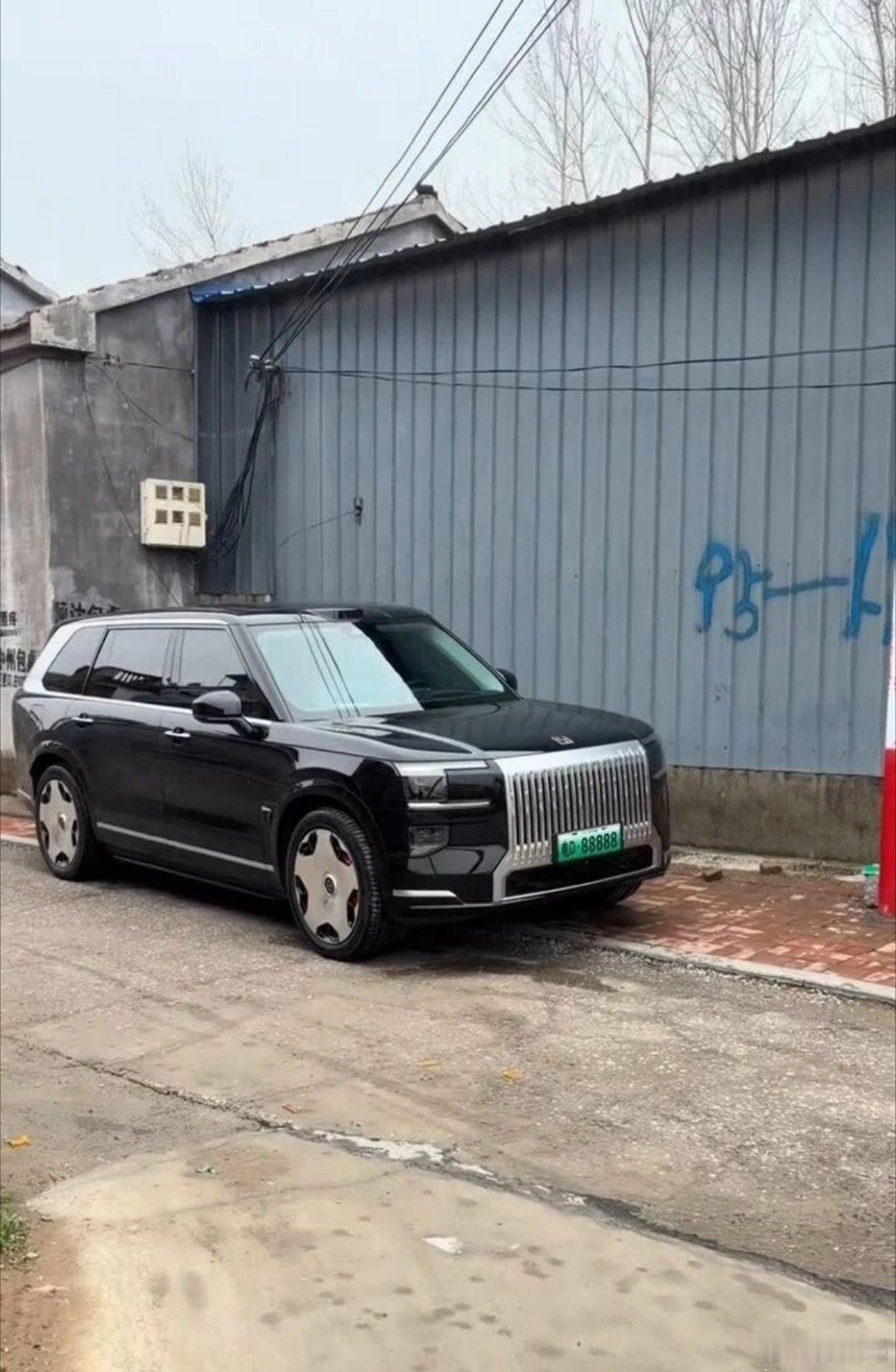 要不是看到车牌，我以为极氪出了极氪9X Mini呢。