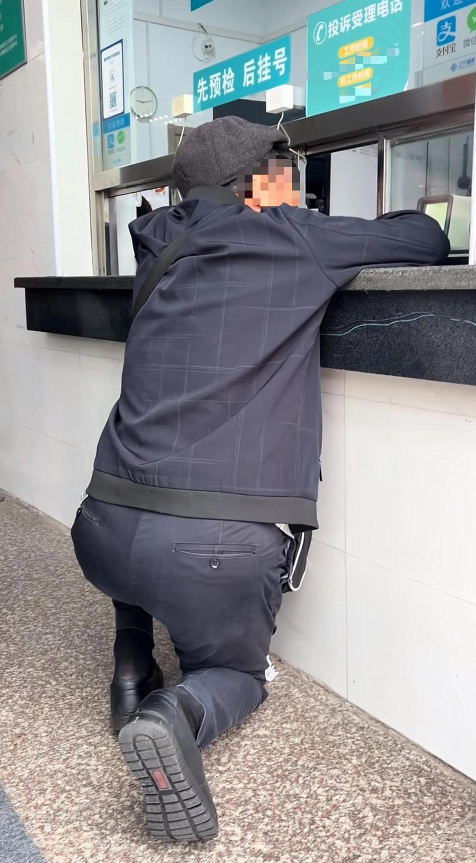 上海一家社区卫生院，把窗口设计成了“丁义珍式”窗口，看着很难受！

视频里一位老