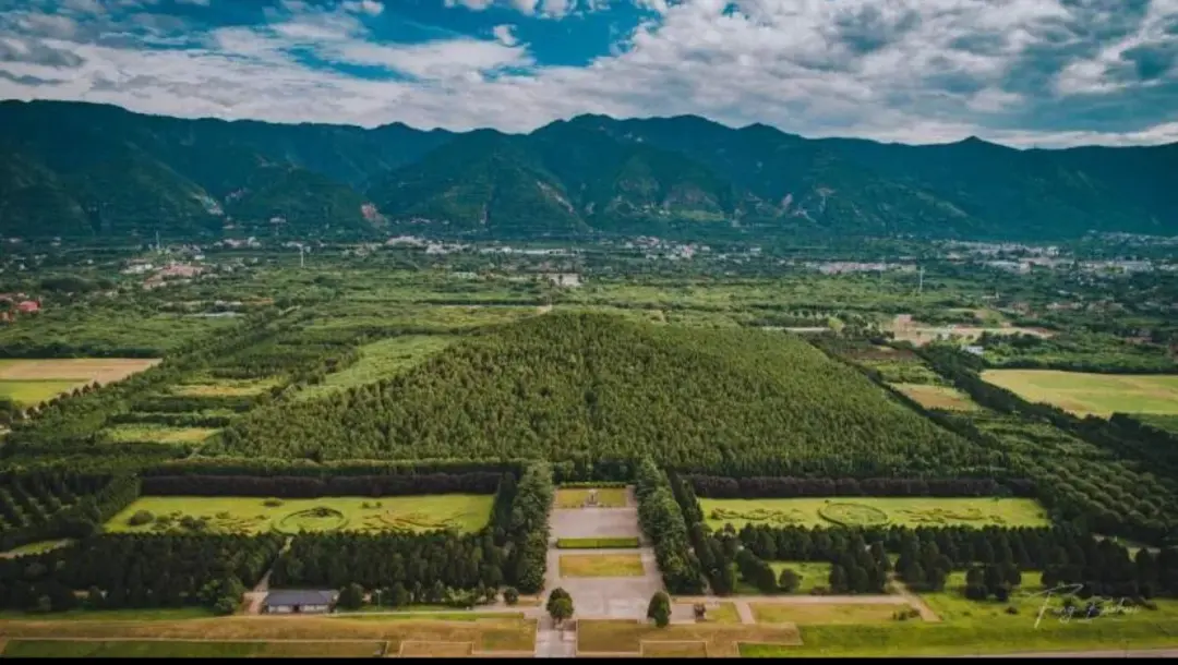 秦始皇帝陵中国历史上第一位皇帝，封建王朝从此拉开序幕秦朝