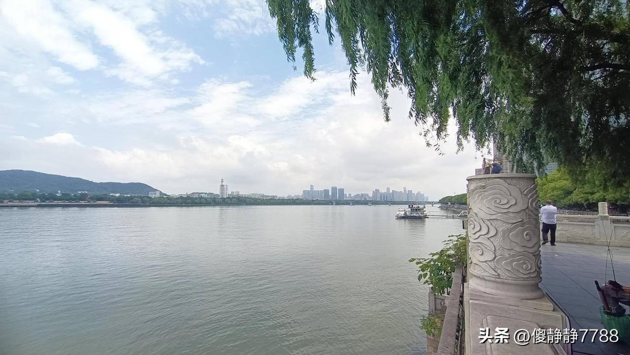 高考一结束，我立刻提了离婚，十二年家务陪读，换不来妻子半点顾家
 
别人都是高考