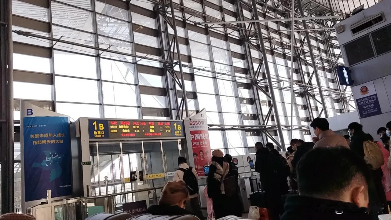 青岛北站，本来担心春运人多，看来是我多虑了。记忆中的人潮汹涌，似乎很难看到了，车