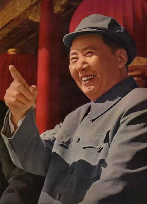 那天，李银桥看到毛主席拿着窝窝头的手有些发抖。随后，毛主席咬了一口粗糙的窝窝头，