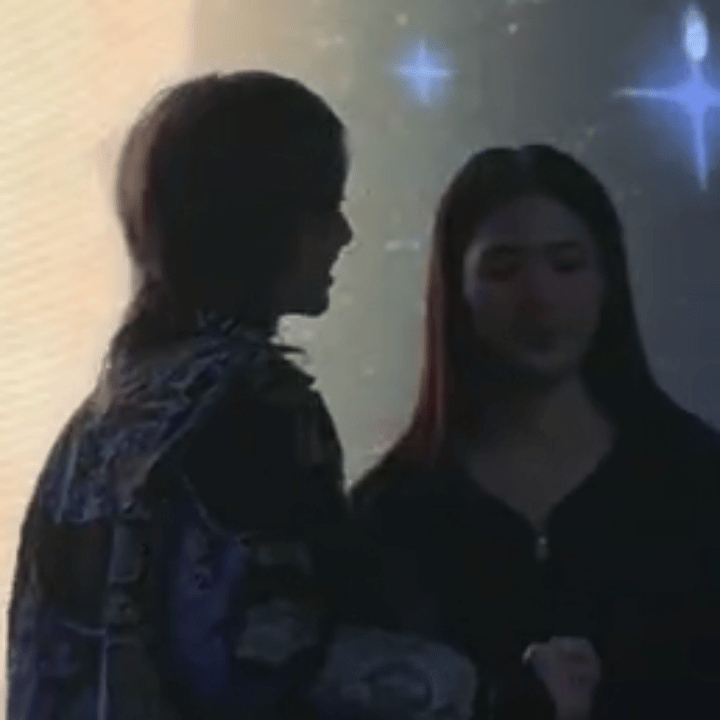 把姐姐转向这边和自己对视，这个邝玲不敢对视，小狗凑近还要咽口水笑…… ​​​