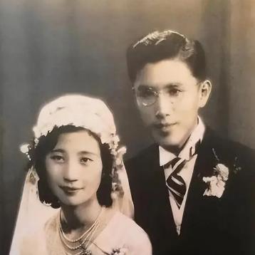 1930年，清华老师周培源，28岁还是光棍一个。朋友给了他几张照片，“瞧瞧，有喜